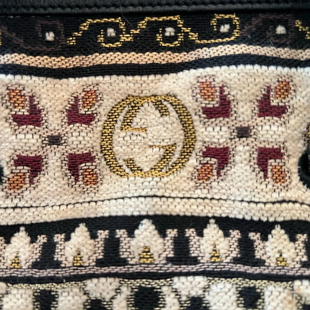 Elegant Authentic Gucci Tapestry Handbag - Picture 5 of 15